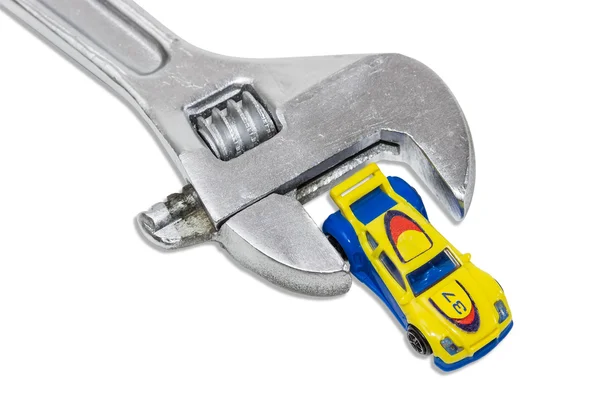 Verstelbare sleutel en een speelgoedauto — Stockfoto