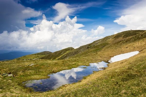 Cloud over the mountain range — Stock Photo, Image