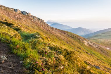 Dağ silsilesi sırasında şafak.