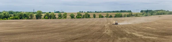 Campo arado com tratores — Fotografia de Stock