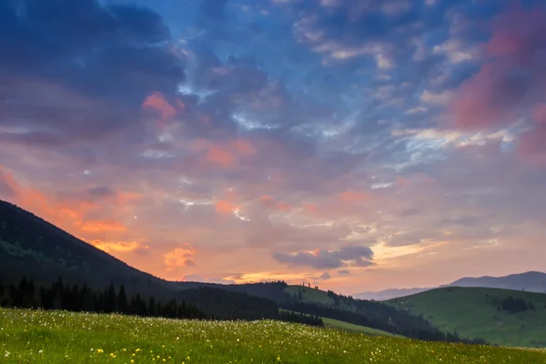 Sonnenuntergang in den Karpaten — Stockfoto