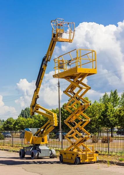 Scissor lift and articulated boom lift — Stockfoto