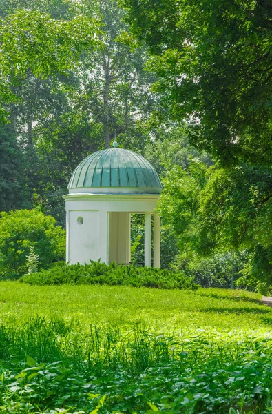 Gazebo w parku — Zdjęcie stockowe