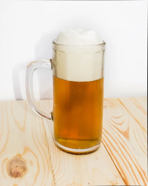 Mug of beer on wooden surface — Stock Photo, Image