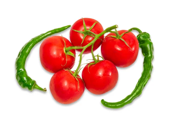 Ramo de tomates e duas pimentas verdes chili — Fotografia de Stock