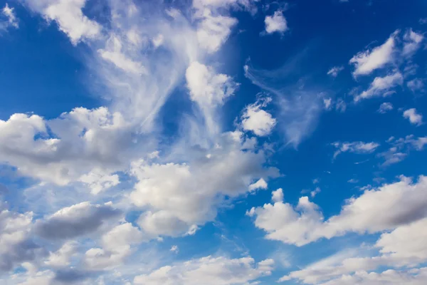 Фрагмент неба с кучевыми облаками и перистыми облаками — стоковое фото
