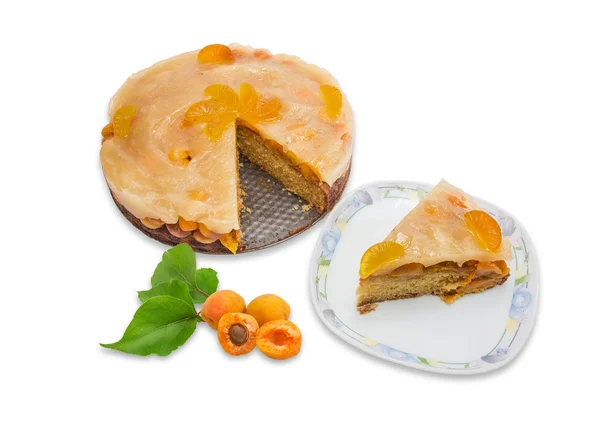 Tarta de albaricoque, trozo de tarta en el plato, varios albaricoques frescos — Foto de Stock