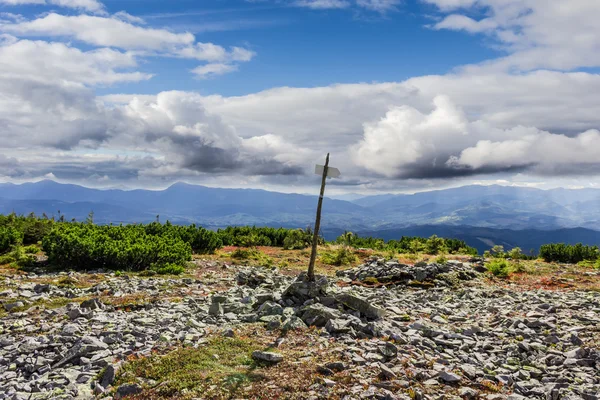 Höstens berglandskap med riktning indikator turistrutterna — Stockfoto