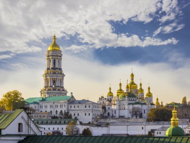 Kiev-Pechersk Lavra bulutlar sonbahar gökyüzü karşı 