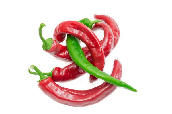 Varios chiles rojos y uno verde sobre fondo claro — Foto de Stock