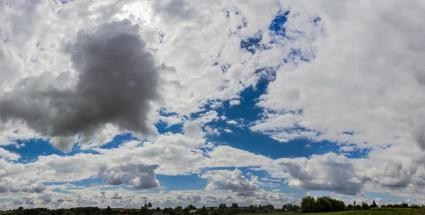 Cielo con nuvole cumulo in campagna — Foto Stock