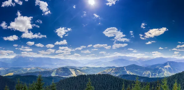 Bergherbstlandschaft mit Berggipfeln und Gebirgsketten — Stockfoto