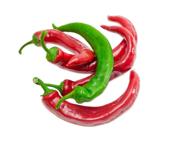 Varios chiles rojos y uno verde sobre fondo claro — Foto de Stock