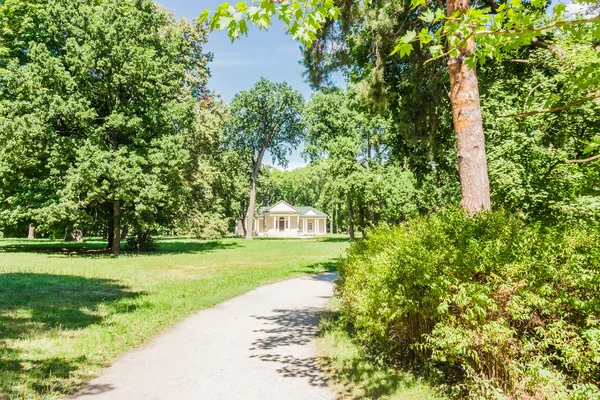 Vicolo del parco con padiglione sullo sfondo — Foto Stock