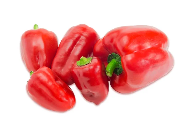 Flera röda bell peppers olika storlekar på ljus bakgrund — Stockfoto