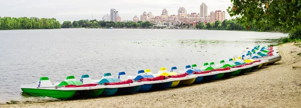 Waterfietsen geparkeerd in de buurt van de zandige kust — Stockfoto