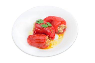 Beyaz bir tabak üzerinde pişmiş doldurulmuş biber