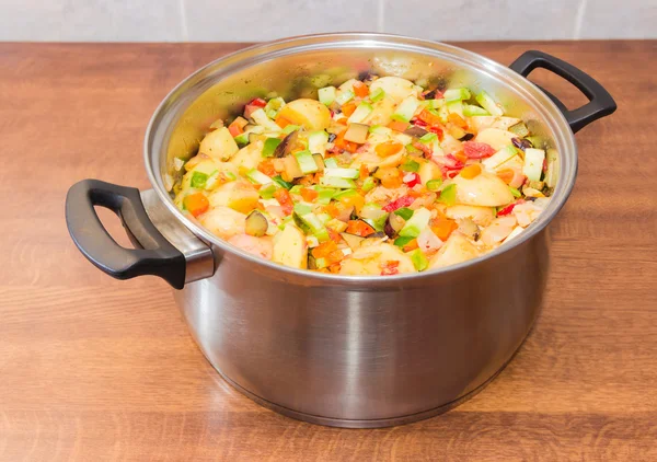 Warzywa do gotowania ratatouille w saucepot — Zdjęcie stockowe