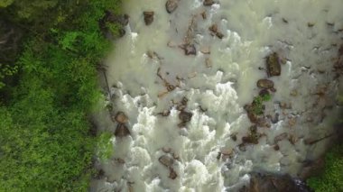 Hızlı akan ve hızlı akan dağ nehri, hava manzarası
