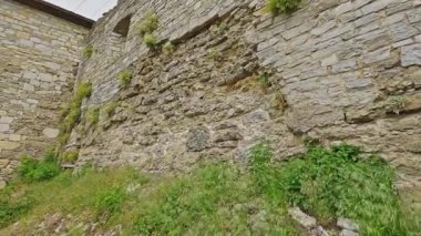 Kamianets-Podilskyi, Ukrayna 'daki Kamianets-Podilskyi şehrinin ortaçağ savunma duvarının üst kapısı, bulutlu bir günde geçitten ilerlerken manzara