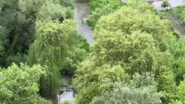 Kamianets-Podilskyi, Ukrayna 'da Smotrych Nehri kanyonda akıyor