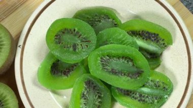 Kurutulmuş kivi dilimleri, bir bütün ve yarısı taze kivi.