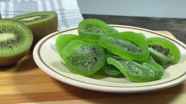 Kurutulmuş kivi dilimleri, bir bütün ve yarısı taze kivi.