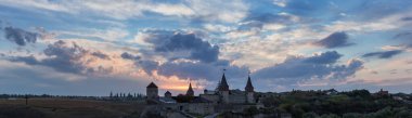 Kamianets-Podilskyi, Ukrayna 'daki 14.-18. yüzyılın antik kalesi üzerinde akşam bulutlu gökyüzü. Gün batımından önce Eski Şehir 'den genel geniş panoramik manzara