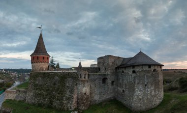 Kamianets-Podilskyi, Ukrayna 'da 14.-18. yüzyılın kalesi. Şatonun batısında Ruzhanka ve New West kuleleri ile birlikte bulutlu bir sonbahar akşamında Eski Şehir 'e karşı ön planda yer alıyorlar.