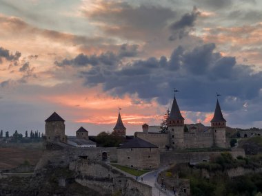 Kamianets-Podilskyi, Ukrayna 'da 14.-18. yüzyılın antik kalesi. Sonbahar akşamından önce bulutlu gökyüzüne karşı Eski Şehir 'den genel manzara