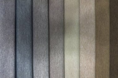 Birbirinin yanına dizilmiş kalın, yoğun tekstil şeritlerini daralt ve bir renk paleti oluştur, üst görünüm, arkaplan