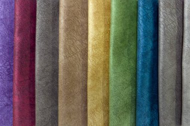 Yan yana dizilmiş kalın tekstil farklı renklerinden oluşan dar şeritler ve bir renk paleti oluşturma, üst görünüm, arkaplan