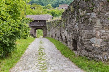 Kamianets-Podilskyi 'deki Kamianets-Podilskyi' nin güneybatı kesimindeki ortaçağ savunma duvarı ve Ukrayna 'nın üst kapısında.