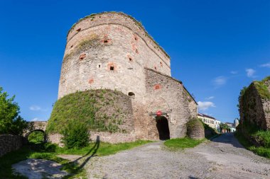 Stephen Batory 'nin 16. yüzyılın taş savunma kulesi Kamianets-Podilskyi, Ukrayna' nın eski kasabasının kuzey kısmında güneşli baharda açık gökyüzüne karşı.