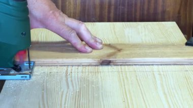 İşaret çizgisi boyunca yapbozlu tahta testeresi.