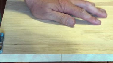 İşaret çizgisi boyunca yapbozlu tahta testeresi.