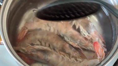 Ham kral karidesleri kaynayan suda pişirilmeye başlandığında