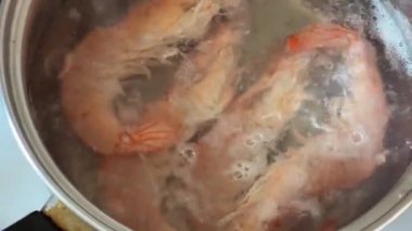 Kral karidesleri kaynamış suda pişirirken, üst manzara