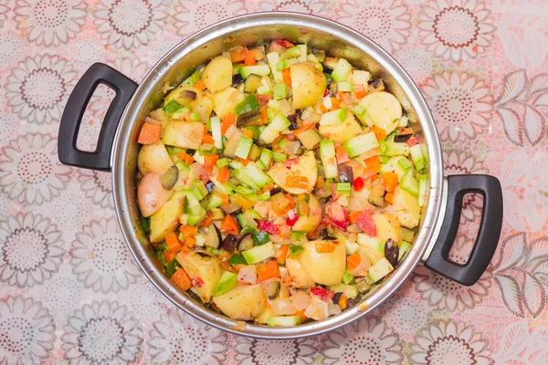 Légumes pour cuisiner une ratatouille dans la casserole — Photo
