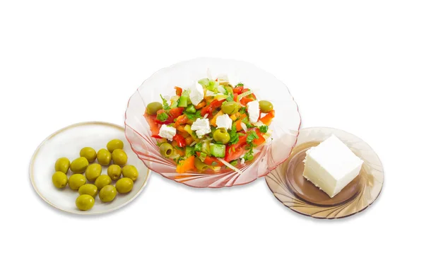 Salade grecque, olives et fromage feta sur fond blanc — Photo