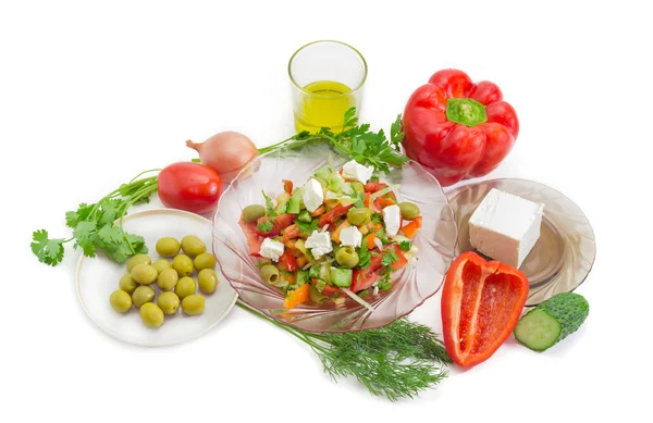 Salade grecque et ingrédients pour sa préparation — Photo