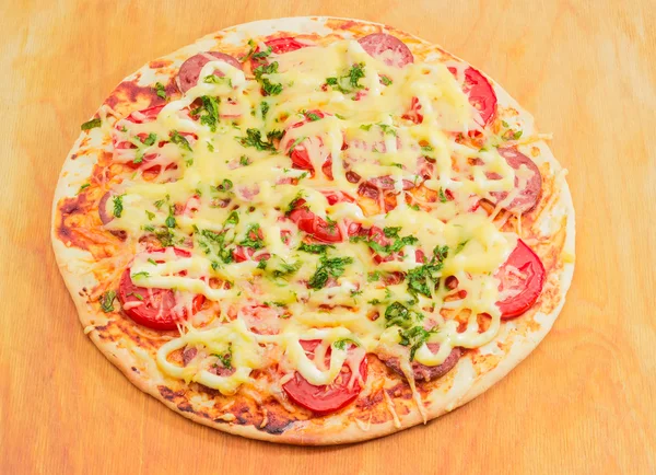 Pizza bir ahşap yüzeye — Stok fotoğraf