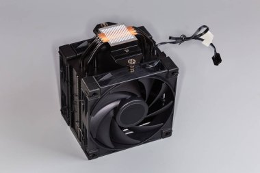 Masaüstü bilgisayarında kullanılan iki pervaneli aktif işlemci ısıtıcısı ve masaüstü bilgisayarında gri bir arka planda kullanılan iki vantilatör.