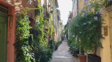 Fransa 'nın Antibes kentindeki Dar Sokak