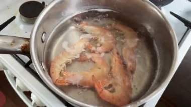 Pişirme sırasında haşlanmış suda koca bir karides.