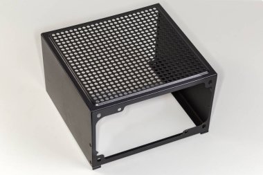 Masaüstü bilgisayar çantasındaki güç ünitesini gri bir arkaplan üzerine monte etmek için siyah delikli metal parantez