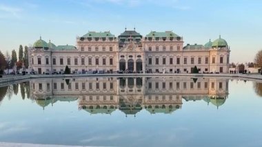 Yukarı Belvedere 'deki Barok Sarayı, Viyana' da önü göletli.
