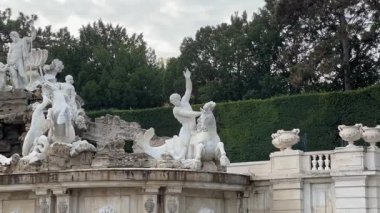 Sonbahar bulutlu günlerinde çalışmayan çeşme heykelleri