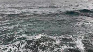 Suyun pürüzlü olduğu karanlık deniz yüzeyinin bir parçası.