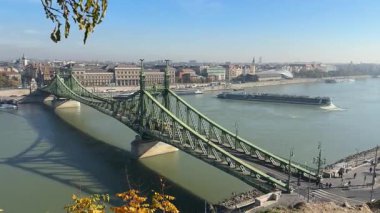 Gellert Tepesi 'nden Budapeşte' deki Tuna Nehri üzerindeki Özgürlük Köprüsü